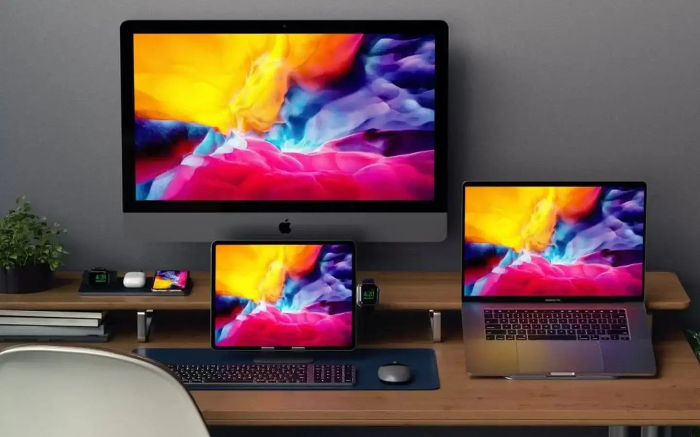 Nowoczesne biurko z Apple iMac, MacBook, iPad, Apple Watch i akcesoriami w minimalistycznym miejscu pracy