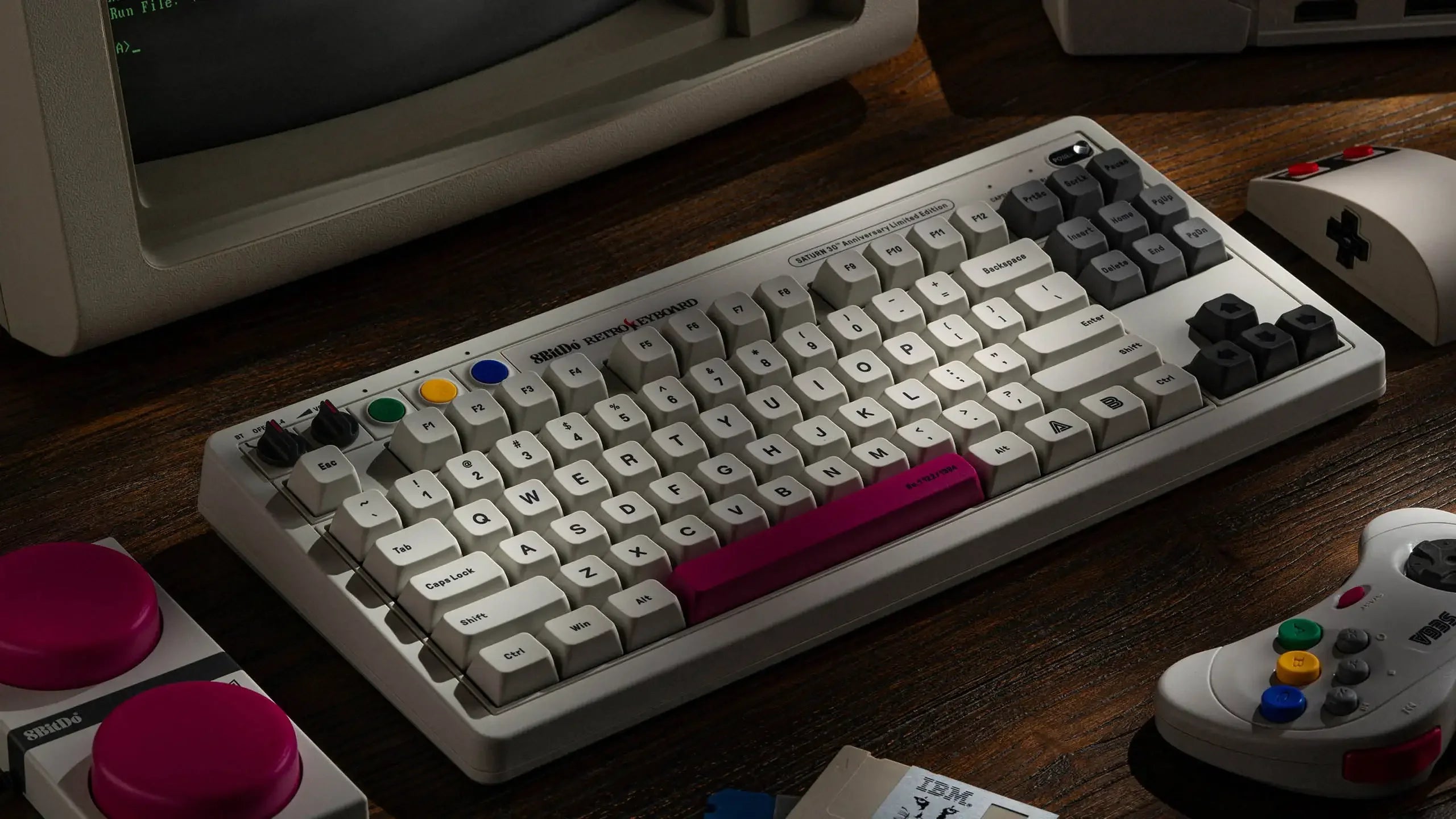 Mechaniczna klawiatura retro z kolorowymi przyciskami, idealna do desk setupu i home office.