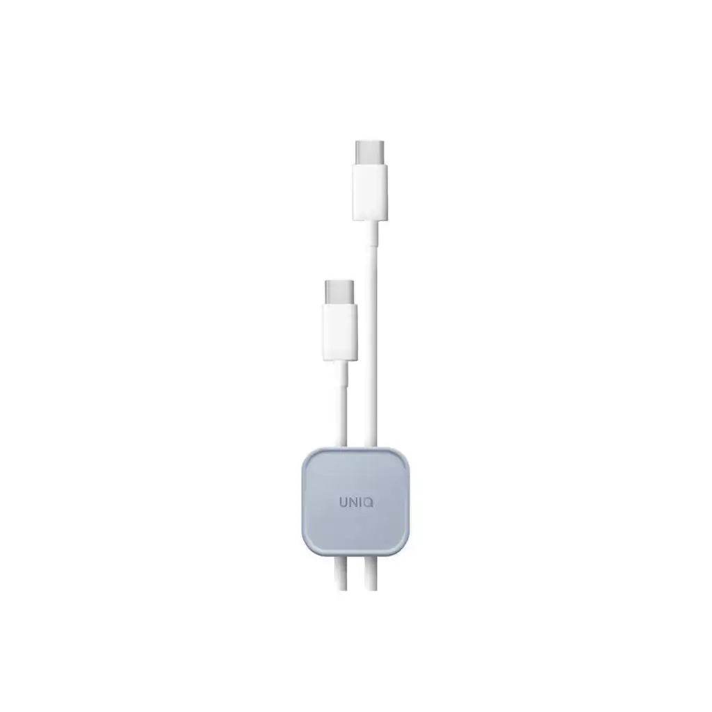 Biały kabel USB-C z rozdzielaczem marki UNIQ na białym tle