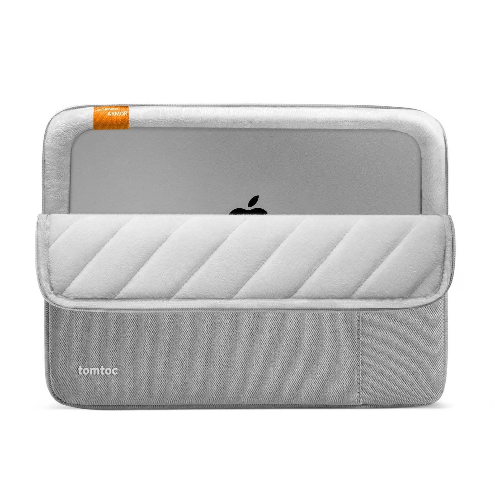 Jasnoszara etui na laptopa z szarym futerkiem, laptop w środku, minimalistyczny design