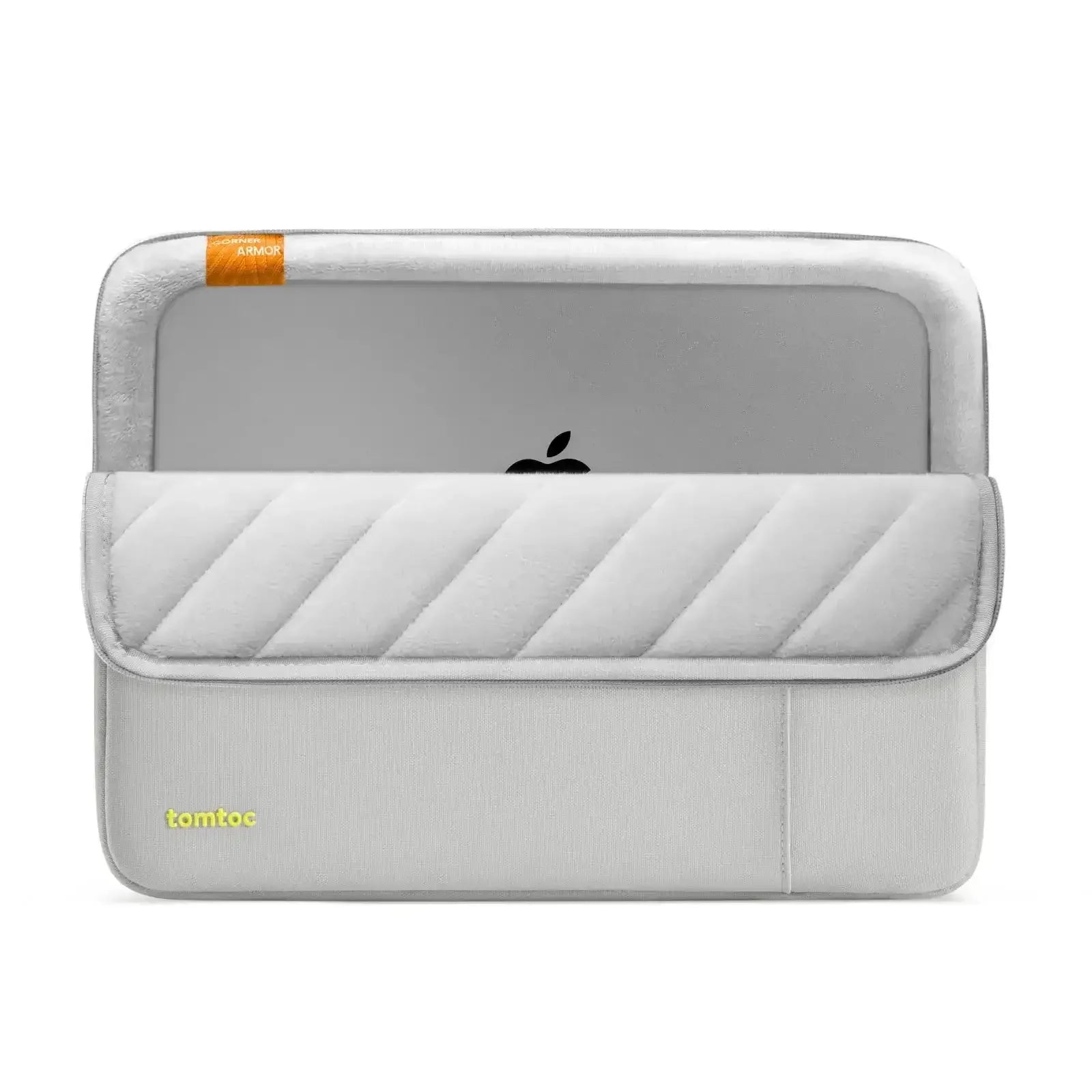 Jasnoszare etui na laptopa z widocznym MacBookiem, ochrona sprzętu biurowego
