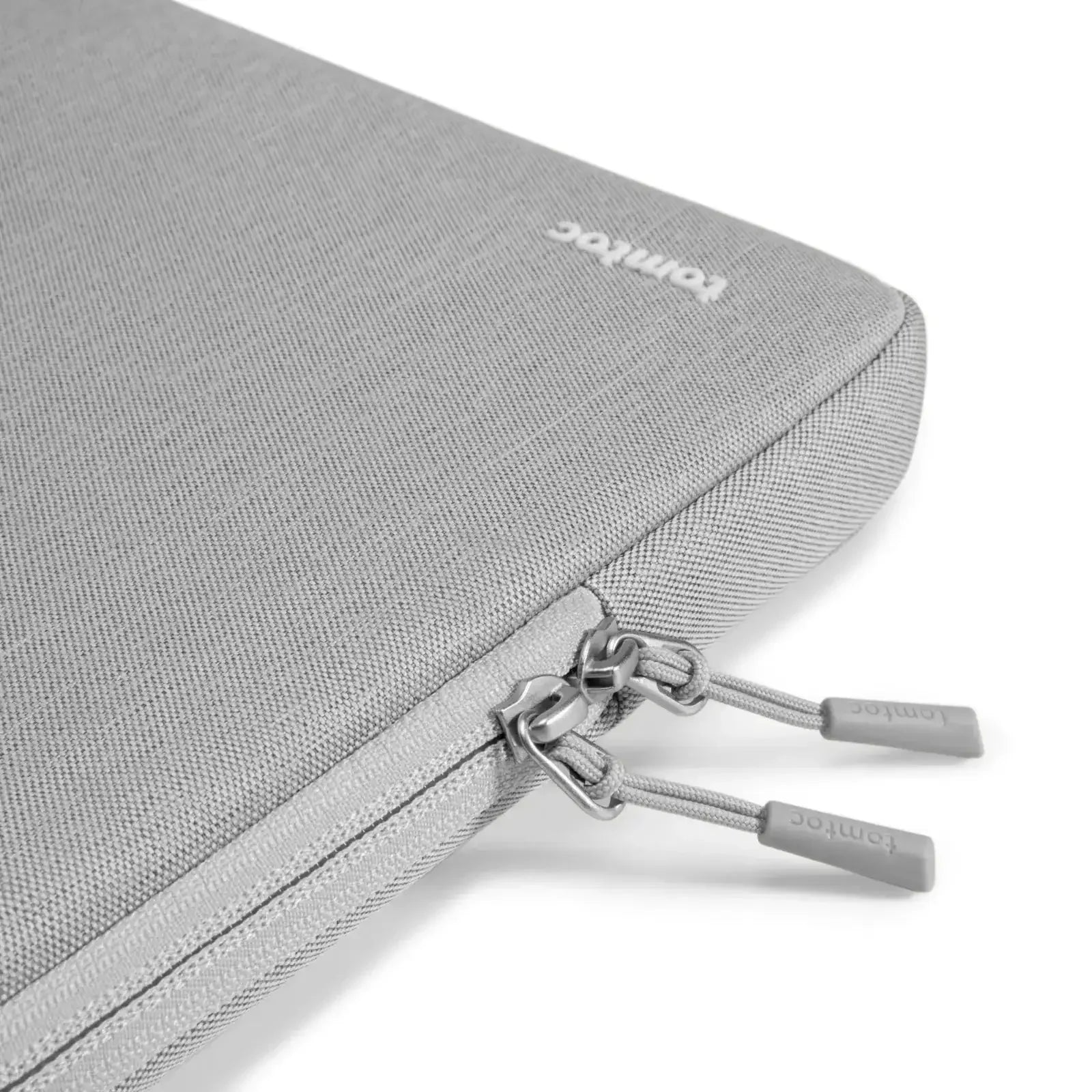Szara etui na laptopa z zamkiem błyskawicznym, minimalistyczny design, akcesoria biurowe