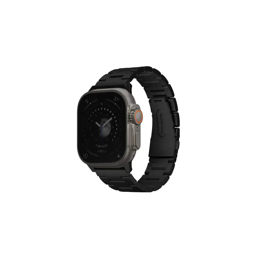 Czarny pasek do Apple Watch Ultra metalowy na białym tle, stylowy smartwatch