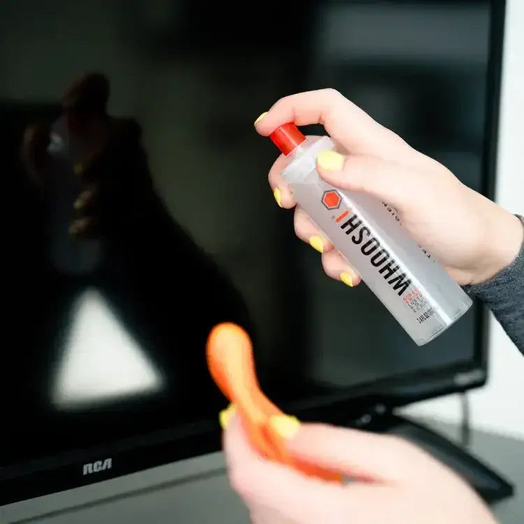 Czyszczenie ekranu monitora sprayem i ściereczką, akcesoria biurowe, home office
