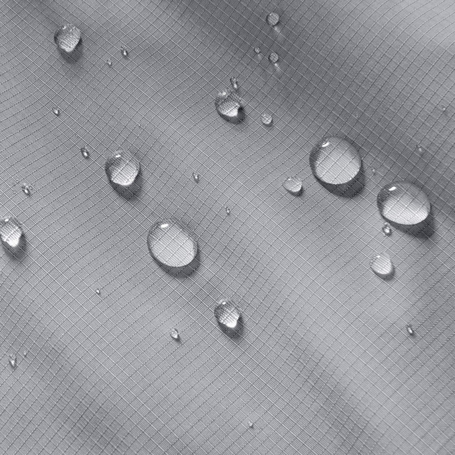 Krople wody na wodoodpornej, siateczkowej tkaninie biurowej, maty na biurko