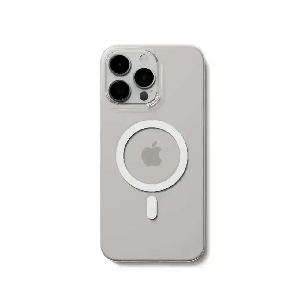 Srebrny iPhone z przezroczystym etui MagSafe, widoczne duże obiektywy aparatu, technologia MagSafe