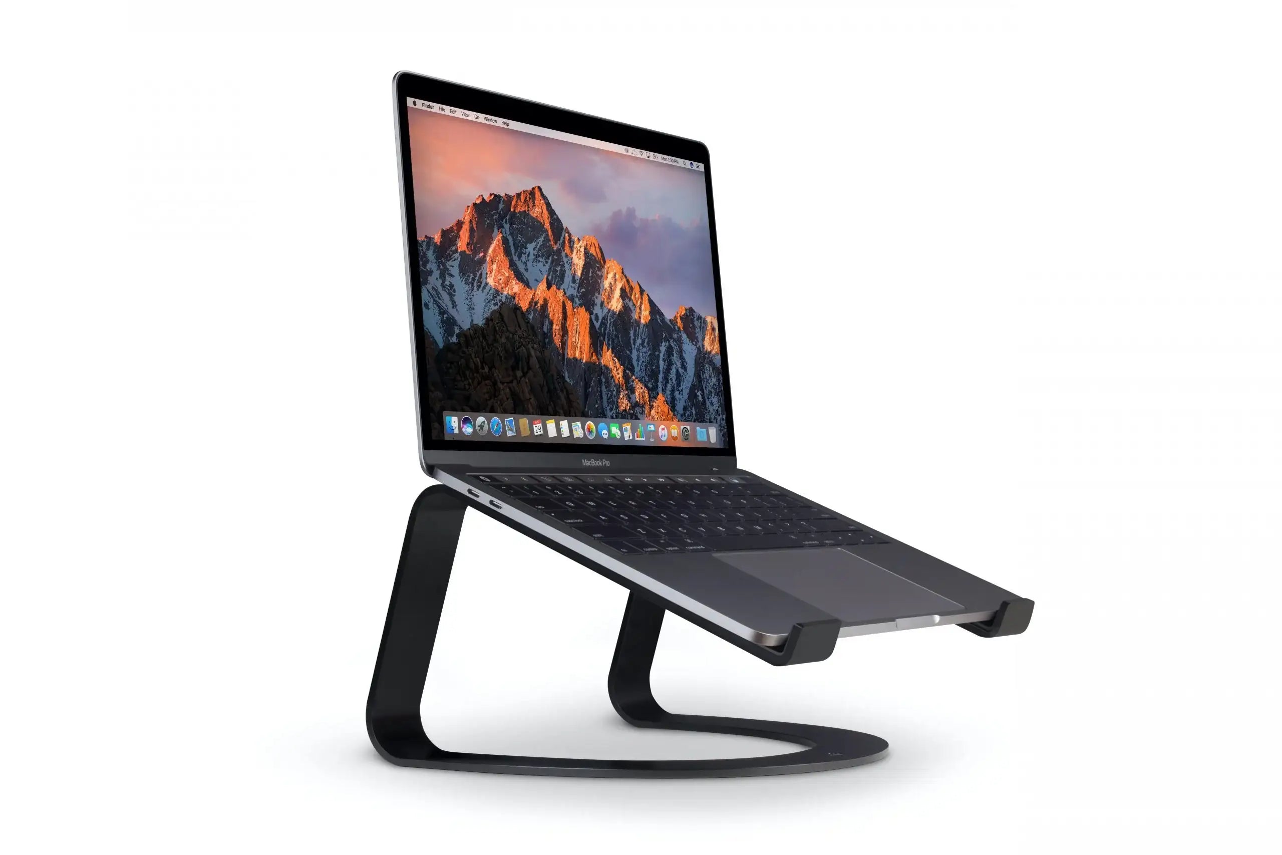 Stojak na laptopa Curve z czarnym MacBookiem Pro na białym tle