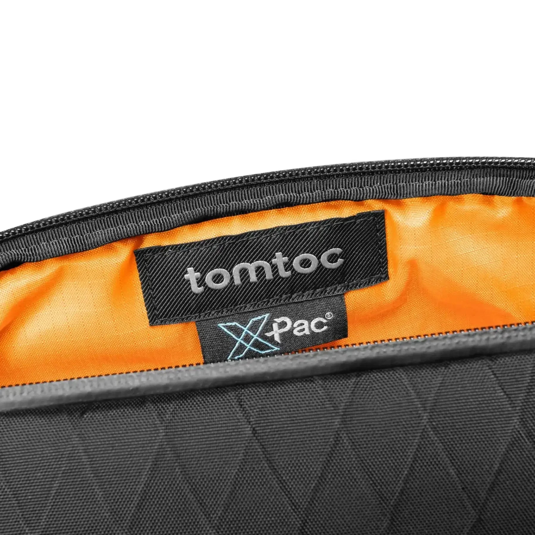 Czarna torba na akcesoria biurowe z pomarańczową podszewką i widoczną metką tomtoc X-Pac