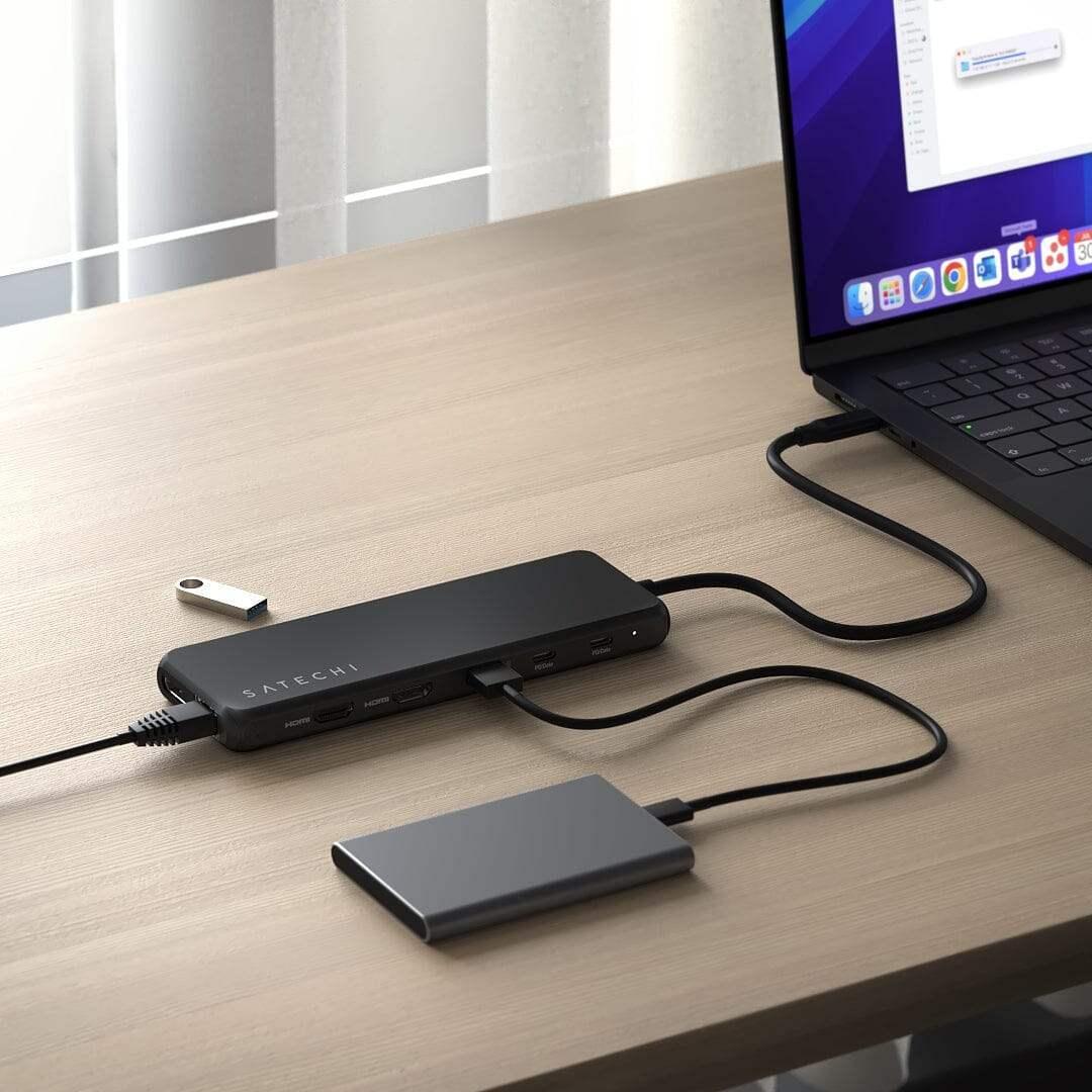 Adapter USB-C multiport z podłączonym laptopem, dyskiem zewnętrznym i pendrive na biurku