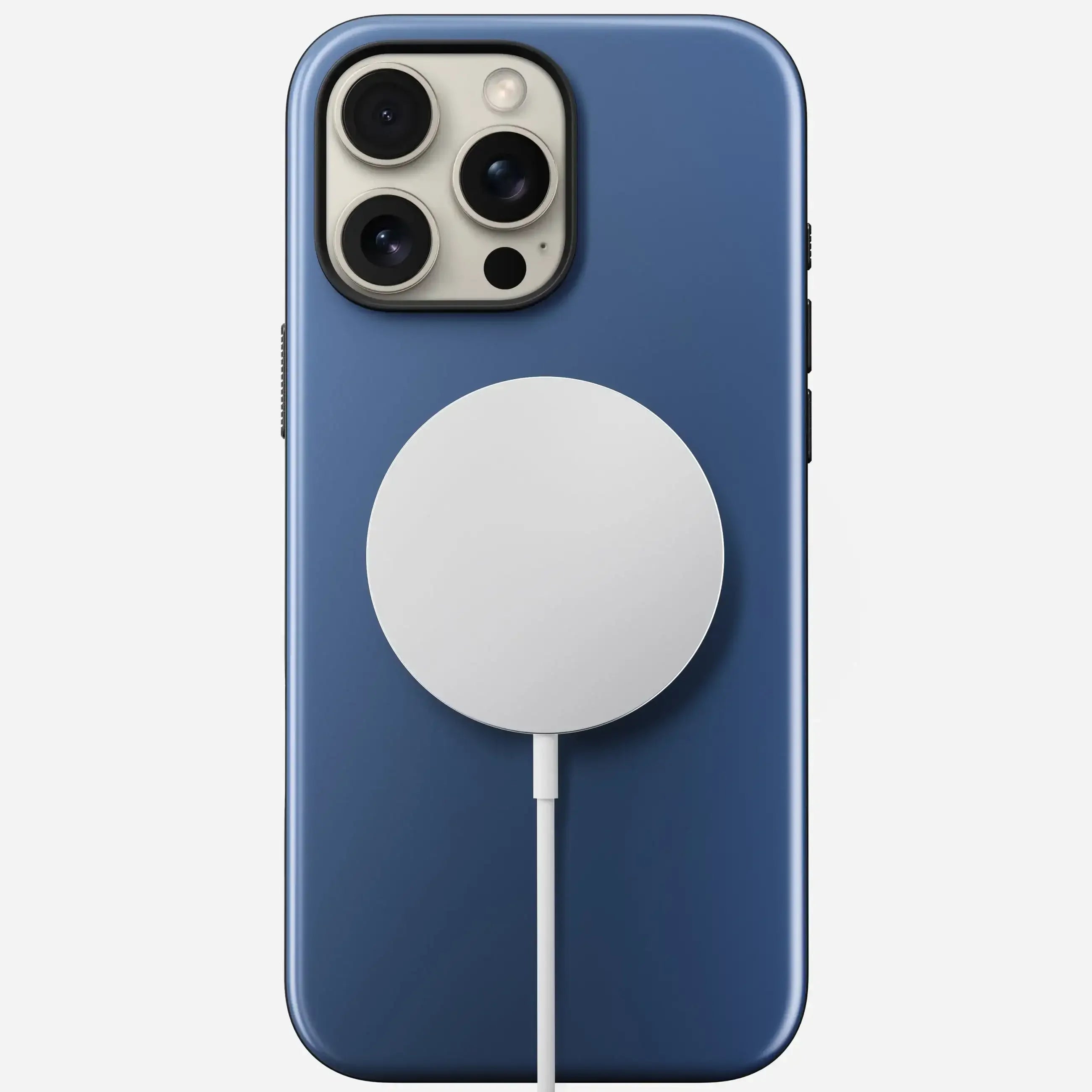 Niebieski smartfon z ładowarką MagSafe podłączoną do tyłu obudowy