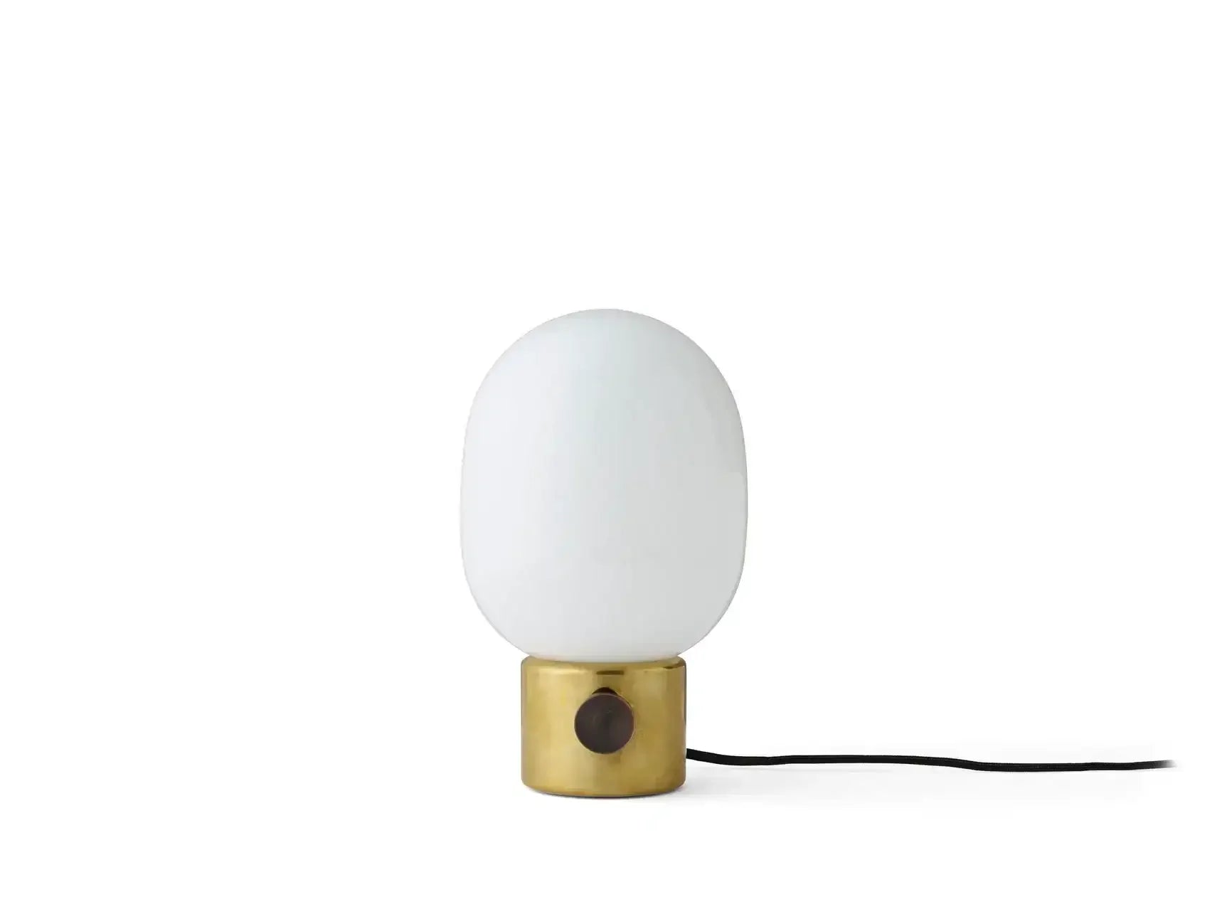 Designerska lampa stołowa z mosiężną podstawą i mlecznobiałym kloszem, idealna do biura