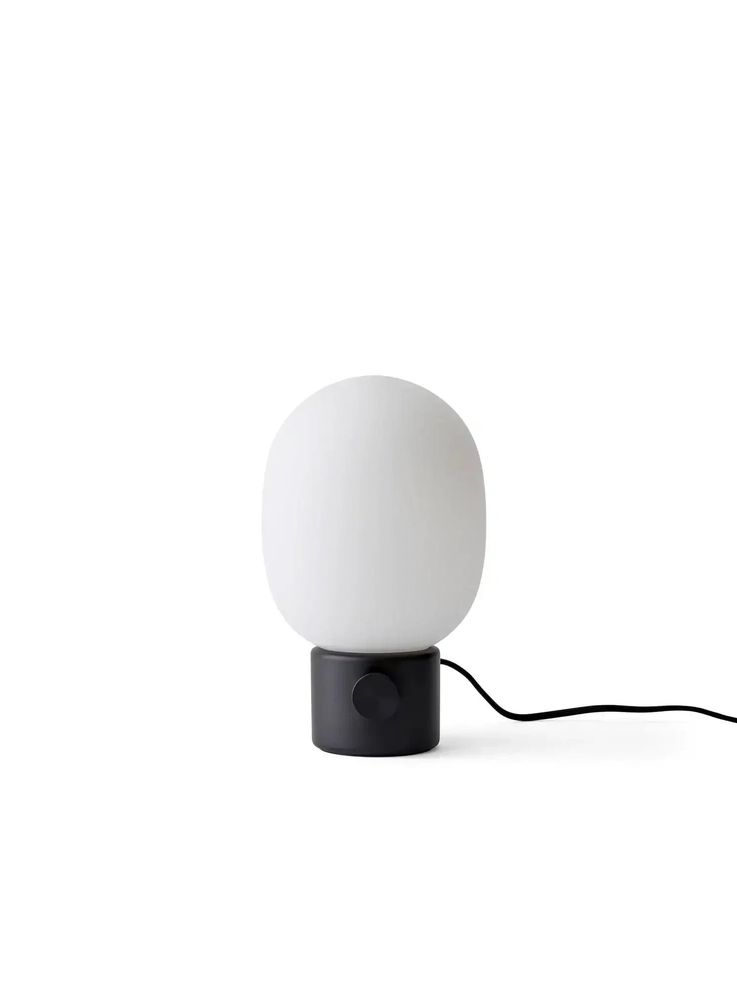 Nowoczesna lampka biurkowa z czarną podstawą i białym kloszem, minimalistyczny design