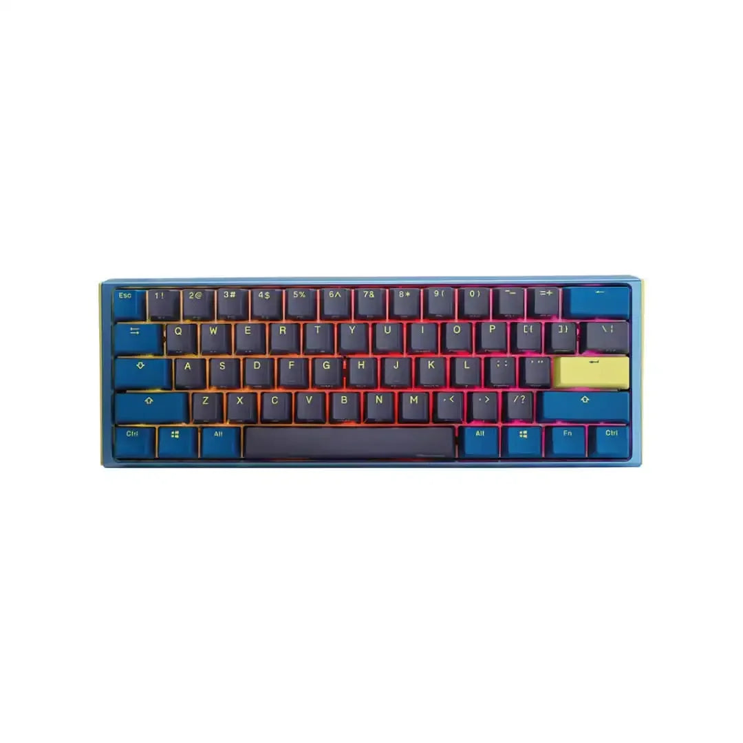 Kolorowa klawiatura mechaniczna RGB z personalizowanymi keycapami na białym tle