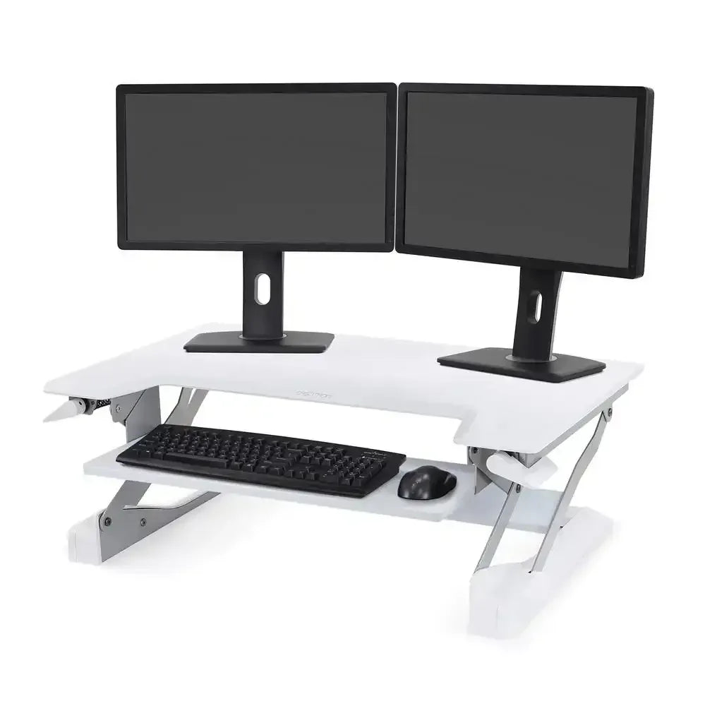Biały stojak na biurko z dwoma monitorami, klawiaturą mechaniczną i myszką, idealny do home office.