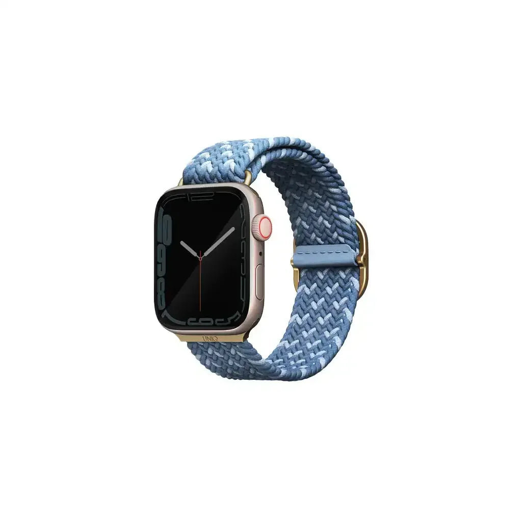Nowoczesny smartwatch z niebieskim, plecionym paskiem na białym tle, akcesorium biurowe