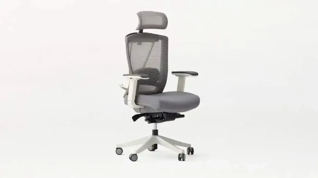 Szare ergonomiczne krzesło biurowe z siatkowym oparciem, zagłówkiem i kółkami do home office