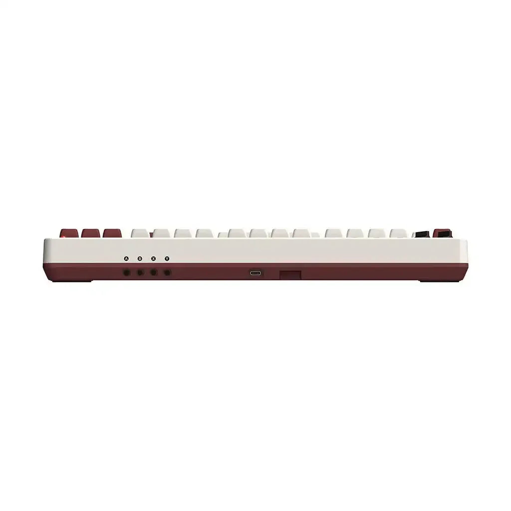 Klawiatura mechaniczna w kolorze bordowo-białym, widok z boku, port USB-C