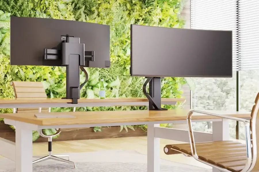 Nowoczesny home office z dwoma monitorami na stojakach, minimalistyczne biurko, zielona ściana