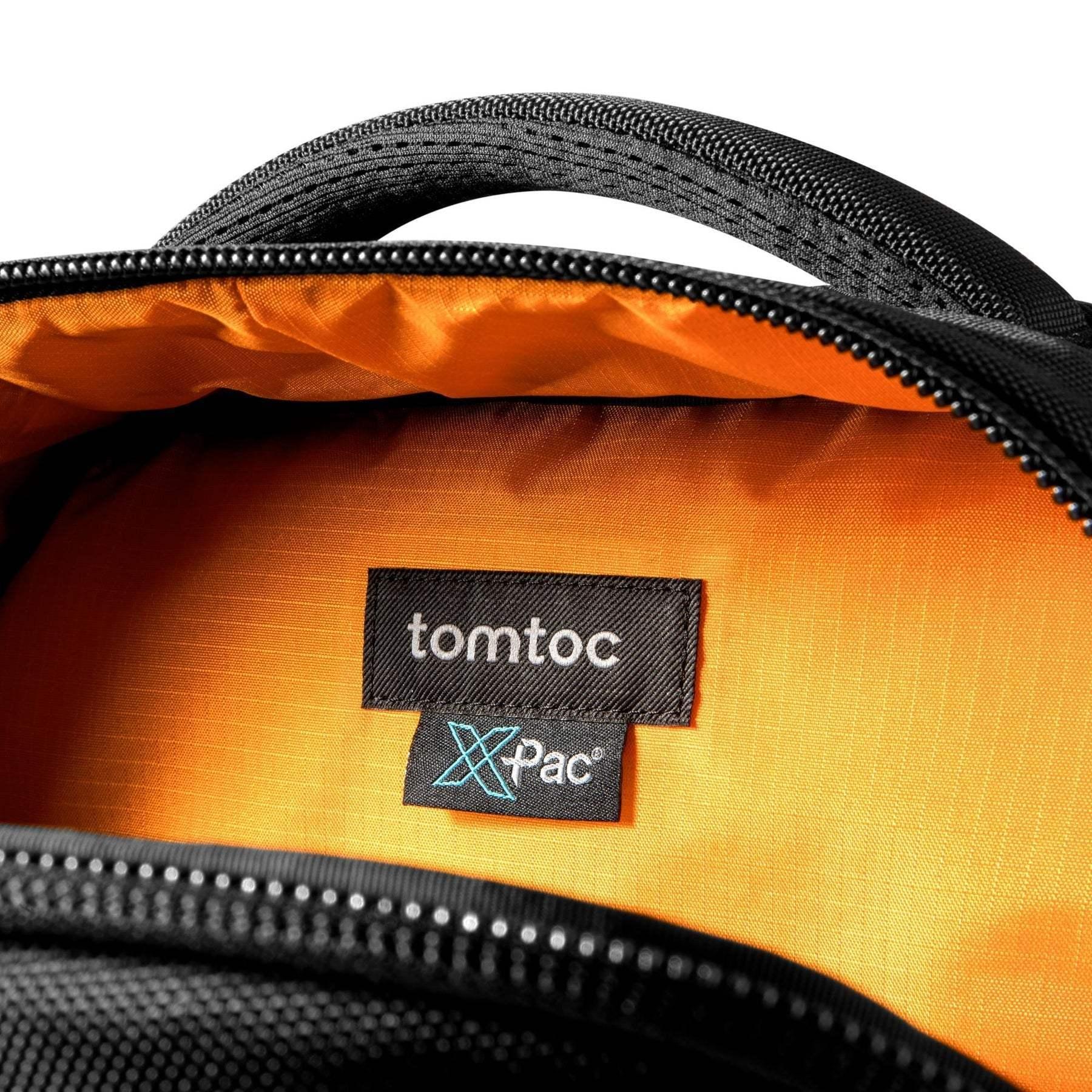 Pomarańczowe wnętrze torby na akcesoria biurowe, widoczne metki tomtoc X-Pac
