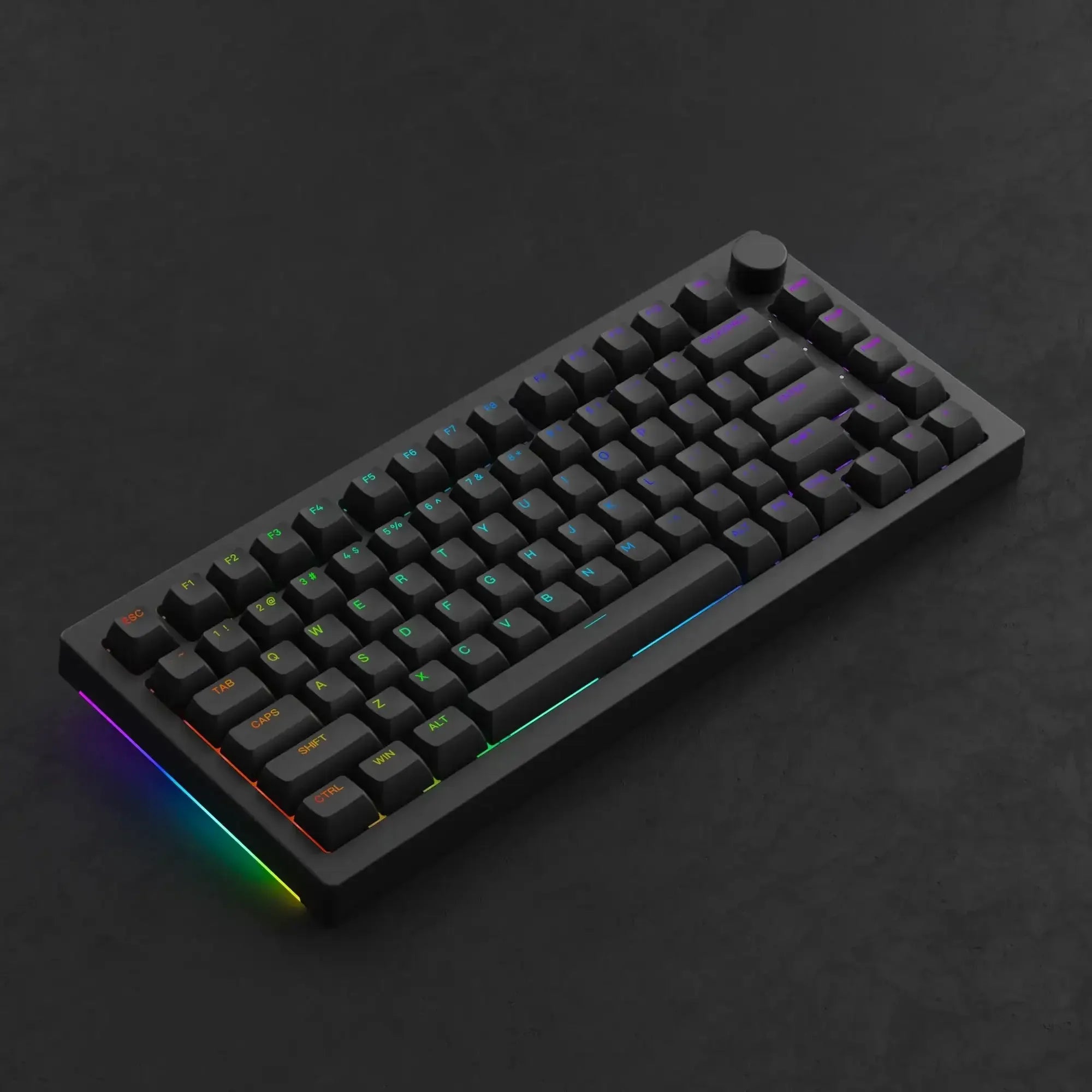 Klawiatura mechaniczna RGB na czarnym tle, podświetlenie LED, nowoczesny desk setup.