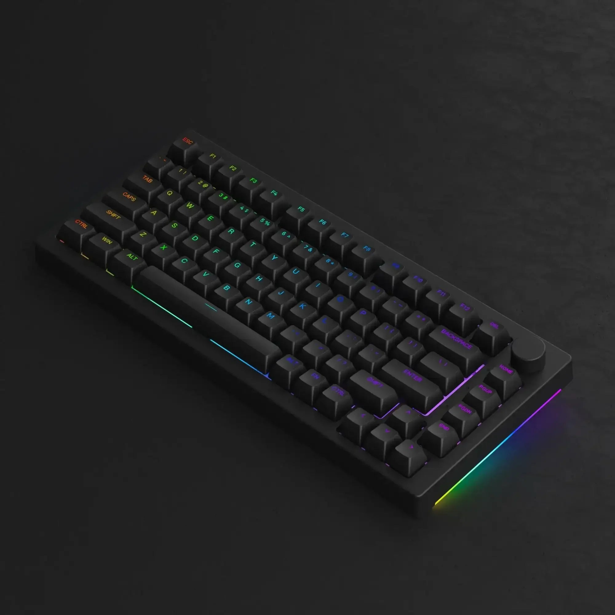 Czarna klawiatura mechaniczna z podświetleniem RGB na czarnym tle, idealna do biura i gamingowego desk setupu.