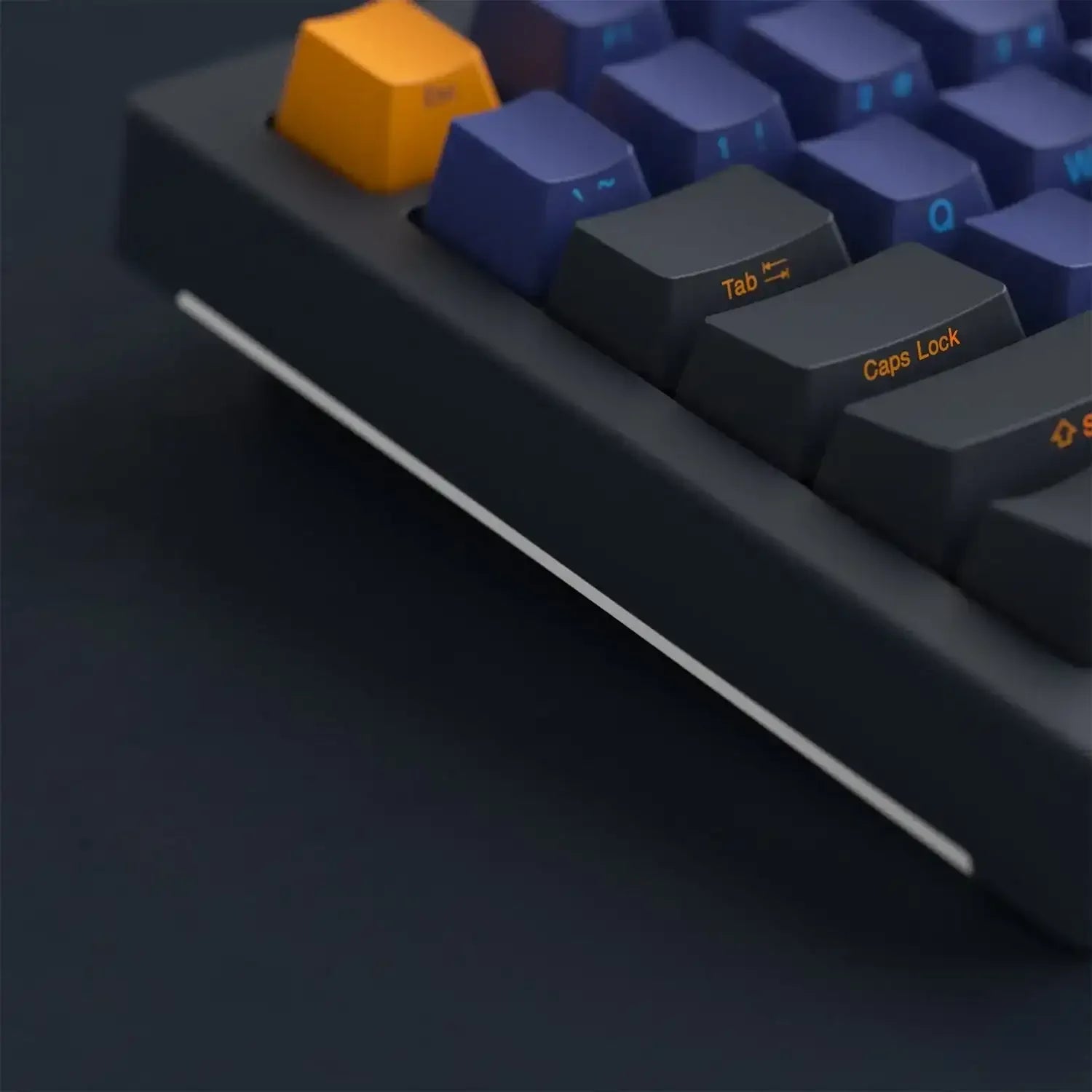 Mechaniczna klawiatura z kolorowymi keycapami, zbliżenie na klawisze Tab i Caps Lock