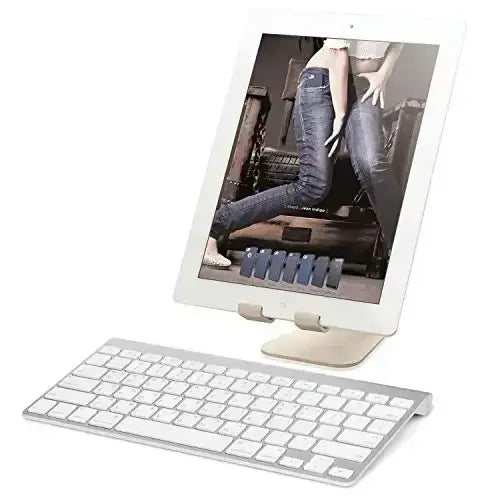 Biała klawiatura mechaniczna na biurku z tabletem na stojaku, zestaw do home office