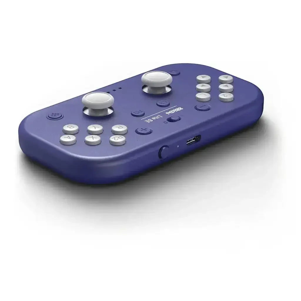 Fioletowy bezprzewodowy gamepad z przyciskami i analogami, akcesorium do biura i Home Office