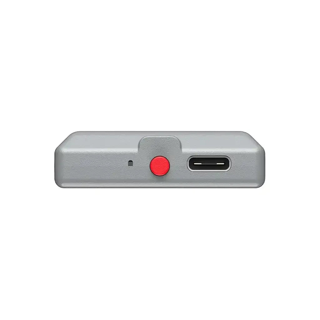 Srebrna ładowarka USB-C z czerwonym przyciskiem, akcesorium do biura i Home Office.