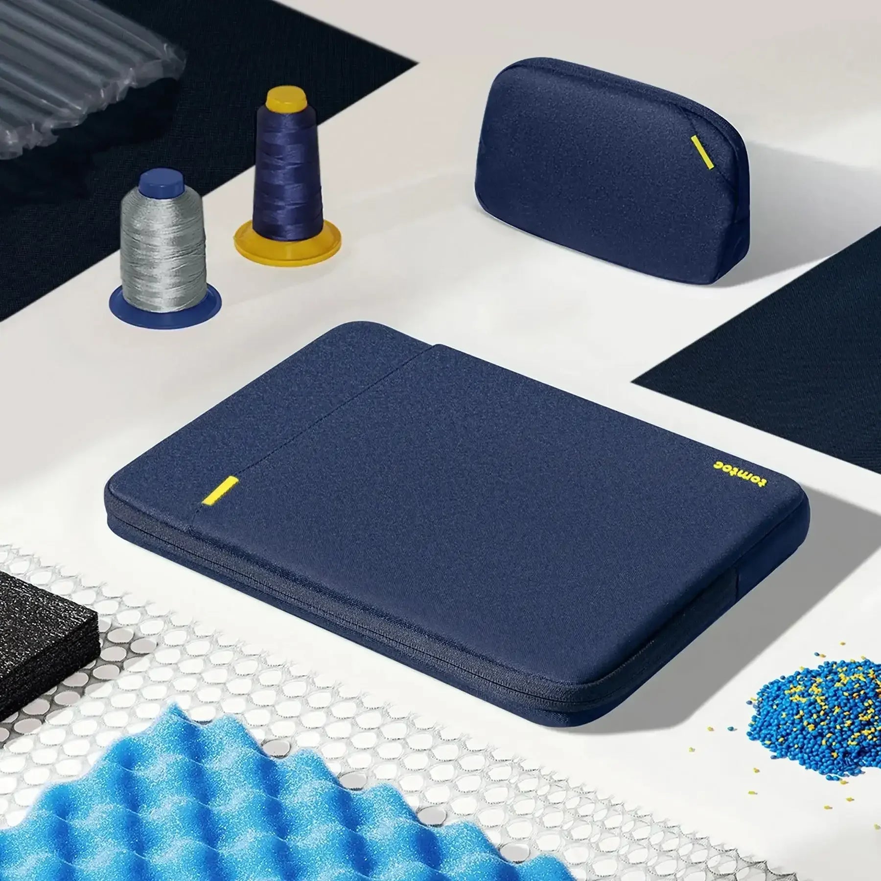 Granatowe etui na laptopa i organizer biurowy, akcesoria biurowe na biurku
