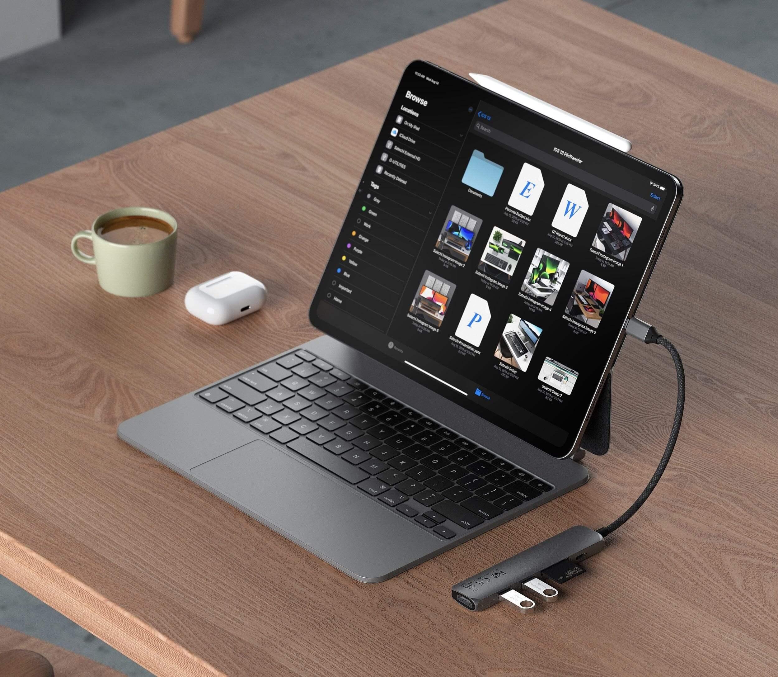 Adapter USB-C 6w1 podłączony do tabletu na biurku, nowoczesny setup biurowy