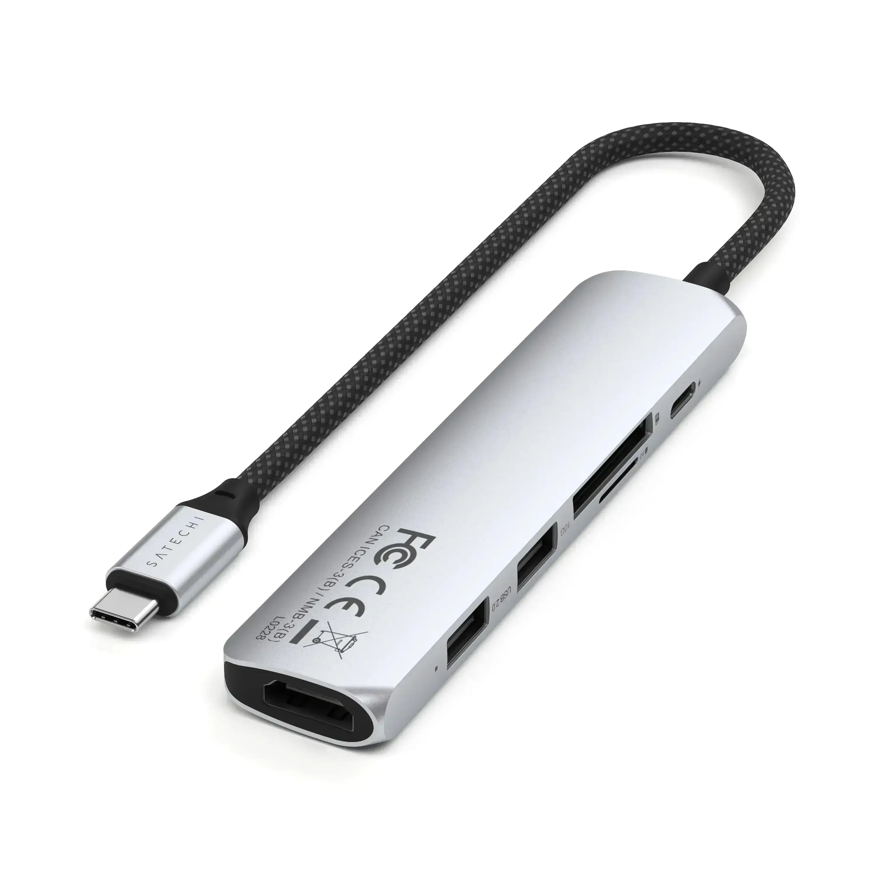 Srebrny adapter USB-C 6w1 z portami HDMI, USB i czytnikiem kart na białym tle