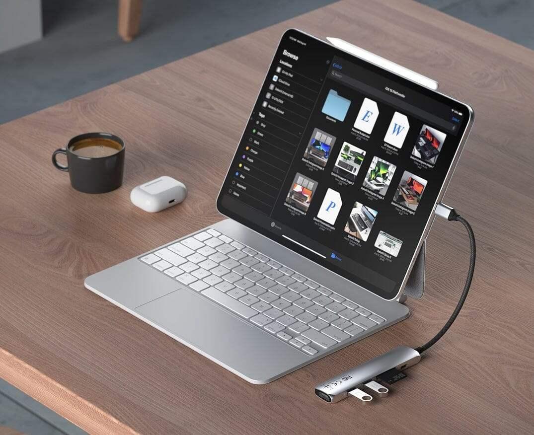 Adapter USB-C 6w1 podłączony do tabletu na biurku, akcesoria biurowe, home office
