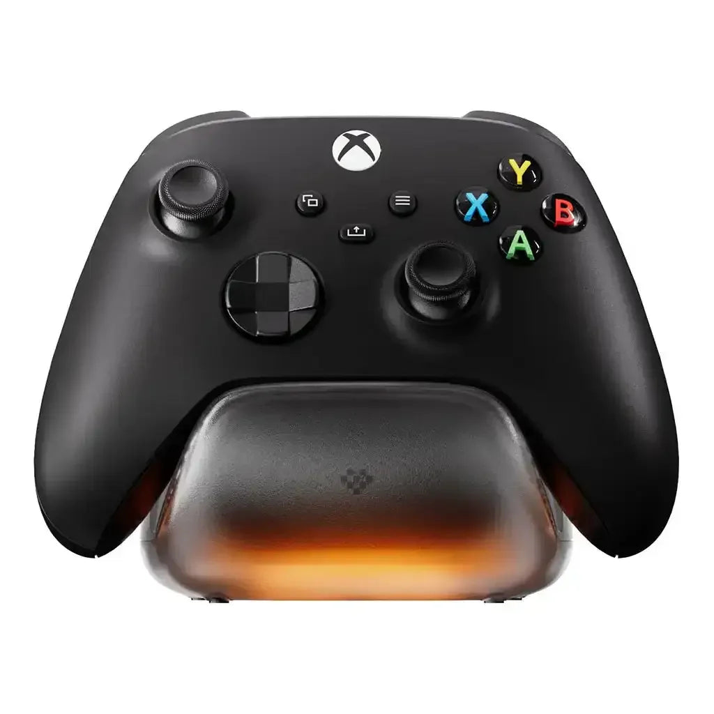 Czarny kontroler do Xbox na podświetlanej stacji ładowania, akcesorium gamingowe