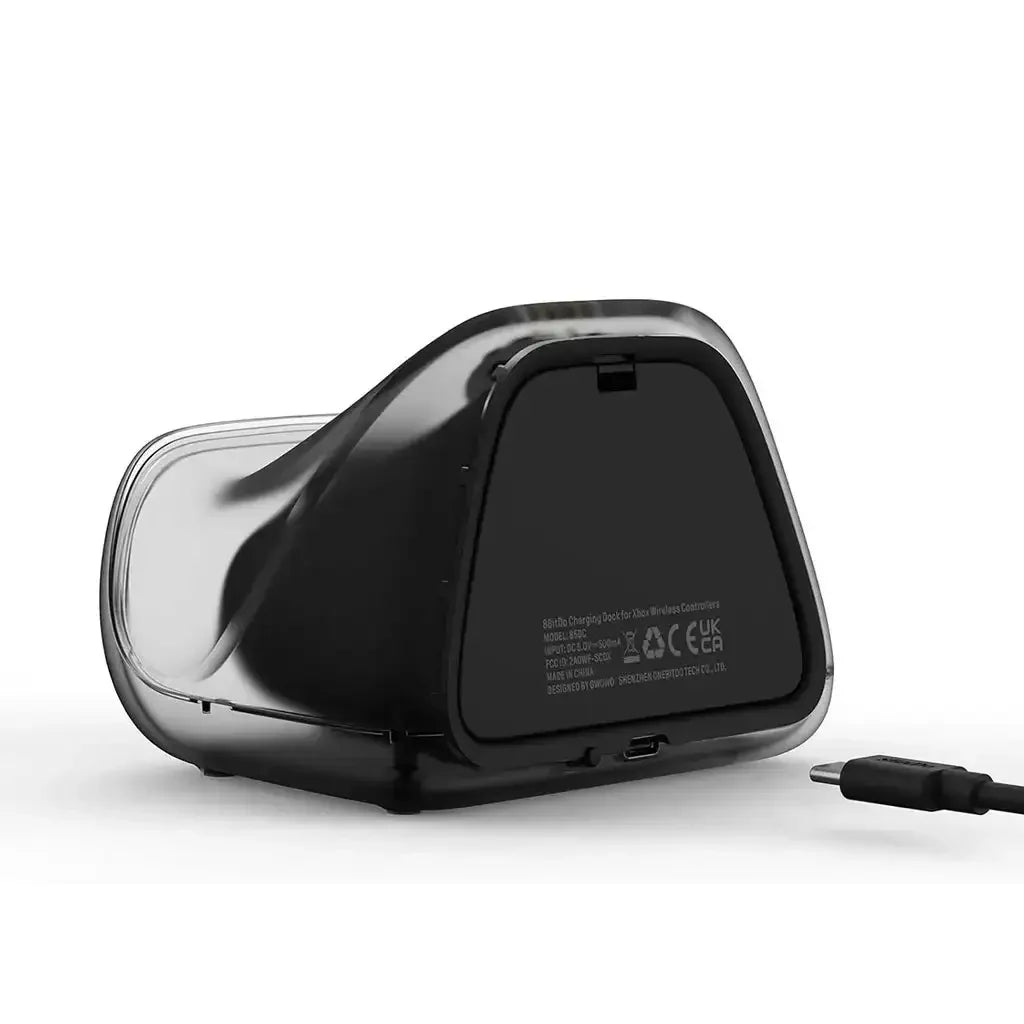 Czarna ładowarka biurkowa USB-C, akcesorium do home office na białym tle