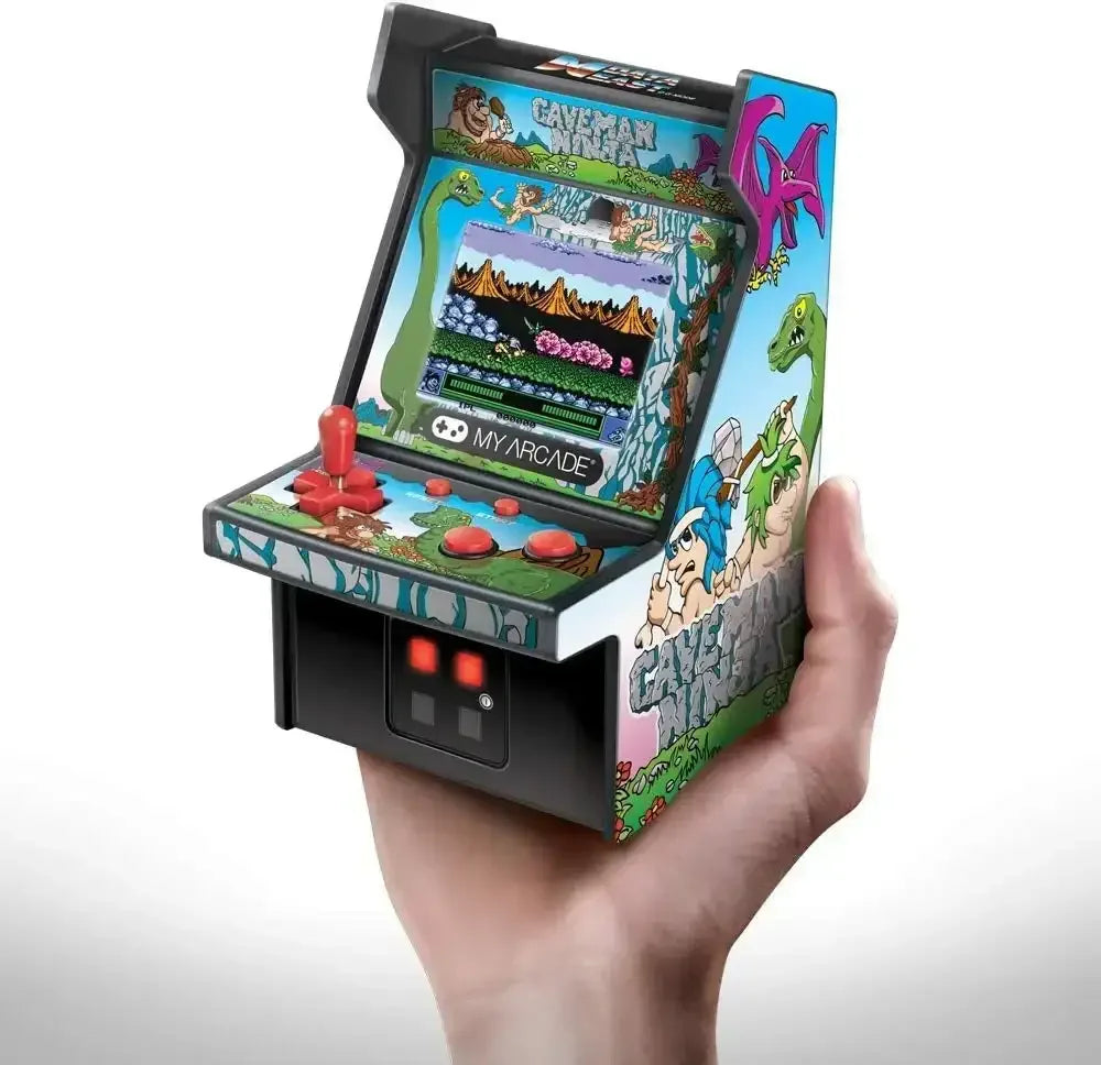 Mini konsola arcade retro Caveman Ninja z kolorową grafiką, joystickiem i przyciskami w dłoni.