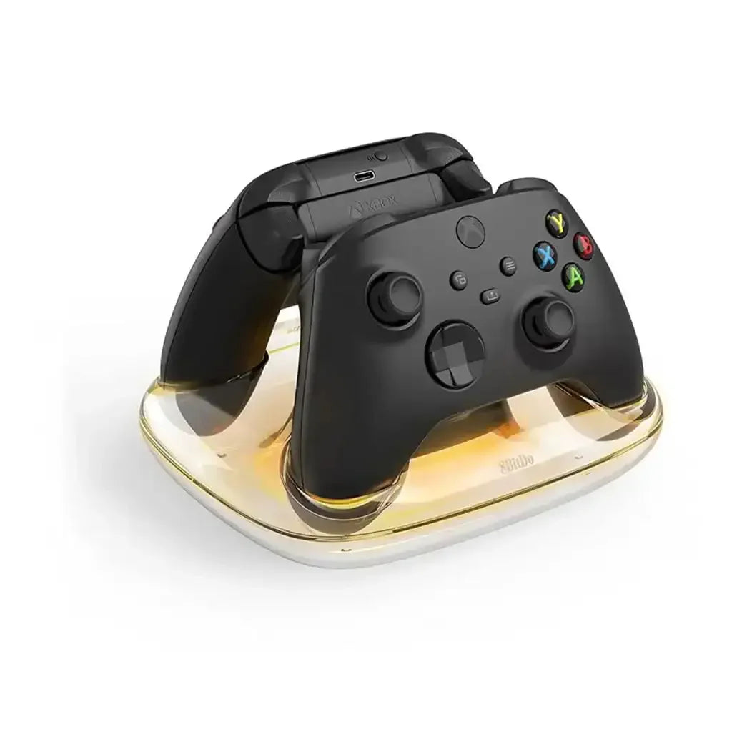 Czarny kontroler do Xbox na stacji dokującej, akcesorium do biura i gamingu