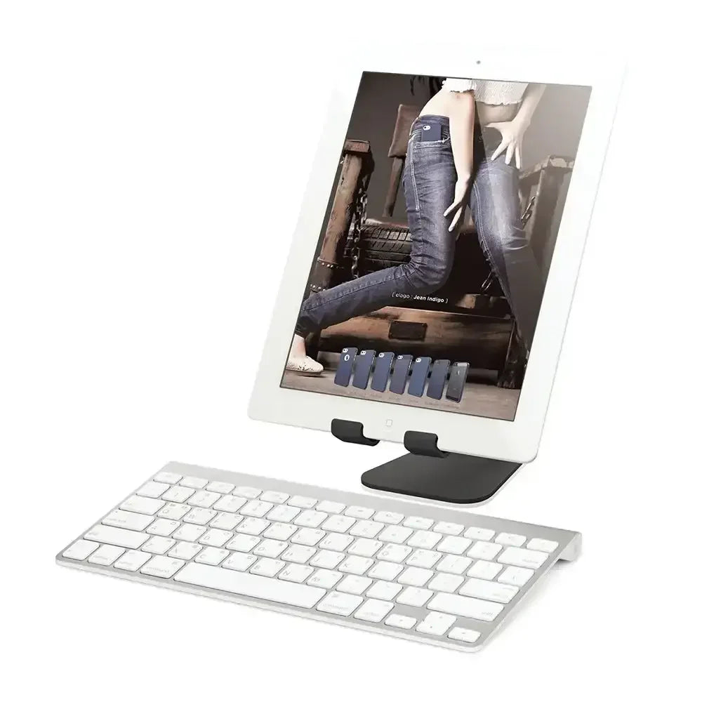 Biała klawiatura bezprzewodowa z tabletem na stojaku, idealna do biura i home office.