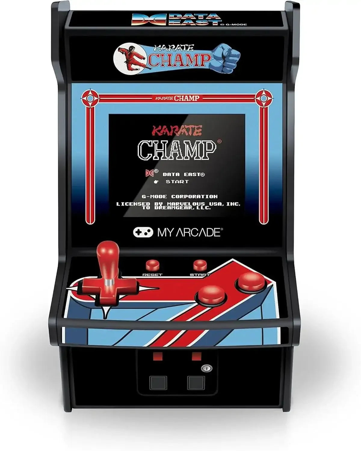 Miniaturowy automat arcade My Arcade z joystickiem, przyciskami i grą Karate Champ na ekranie.