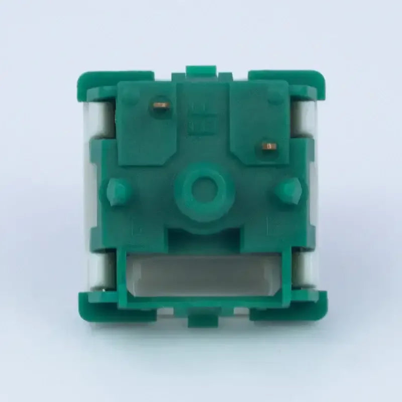Mechaniczny switch do klawiatury w kolorze zielonym na białym tle