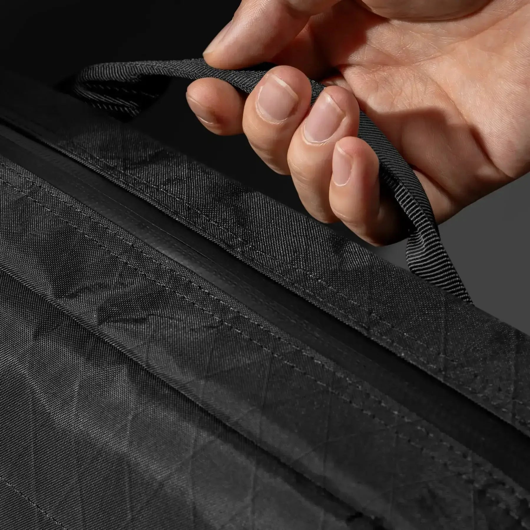Czarna torba na klawiaturę mechaniczną, uchwyt zbliżenie, minimalistyczny design