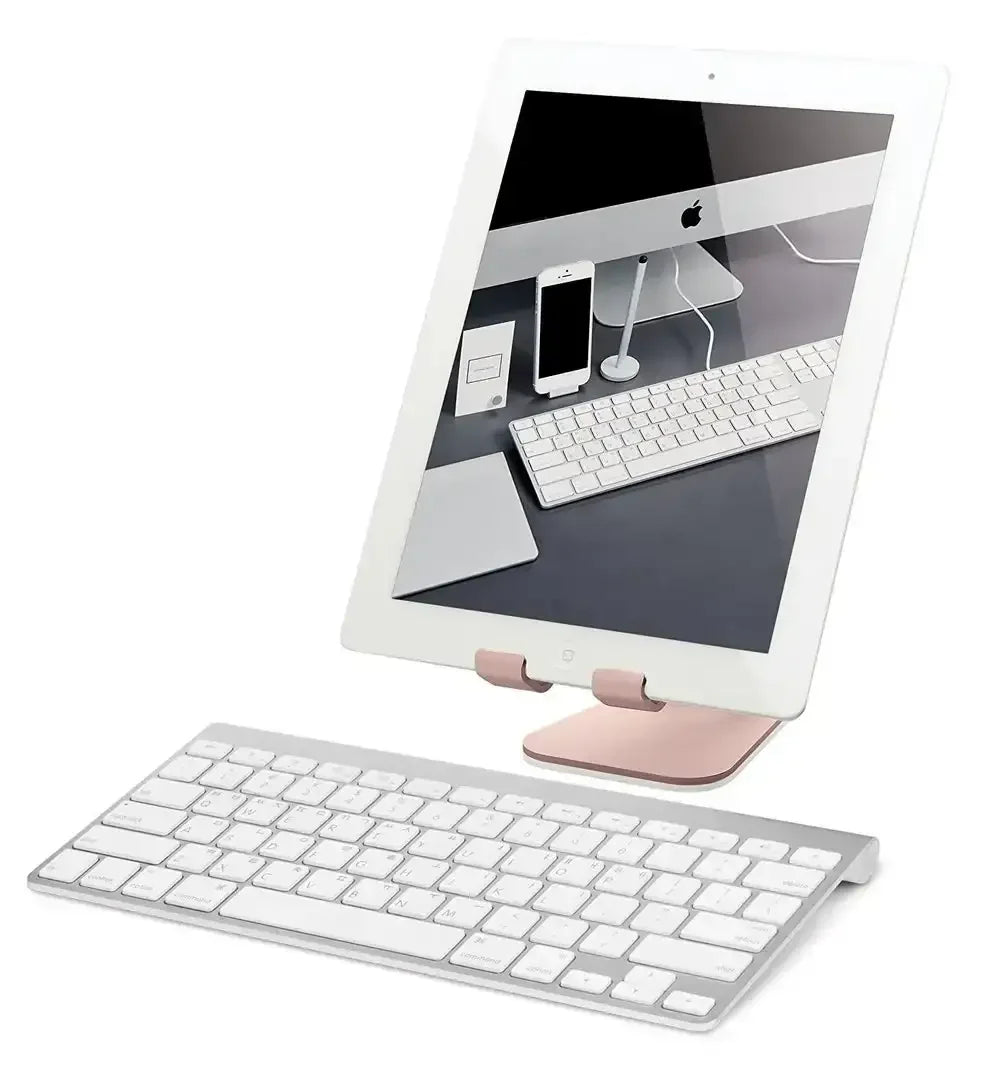 Biała klawiatura bezprzewodowa i tablet na stojaku, nowoczesne akcesoria biurowe