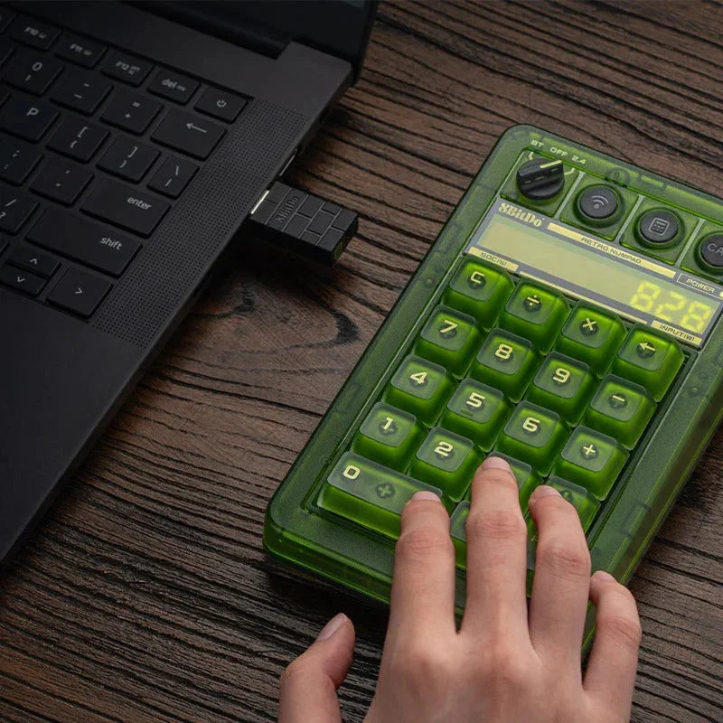 Zielona mechaniczna klawiatura numeryczna z przezroczystym obudowaniem, idealna do home office i desk setupu