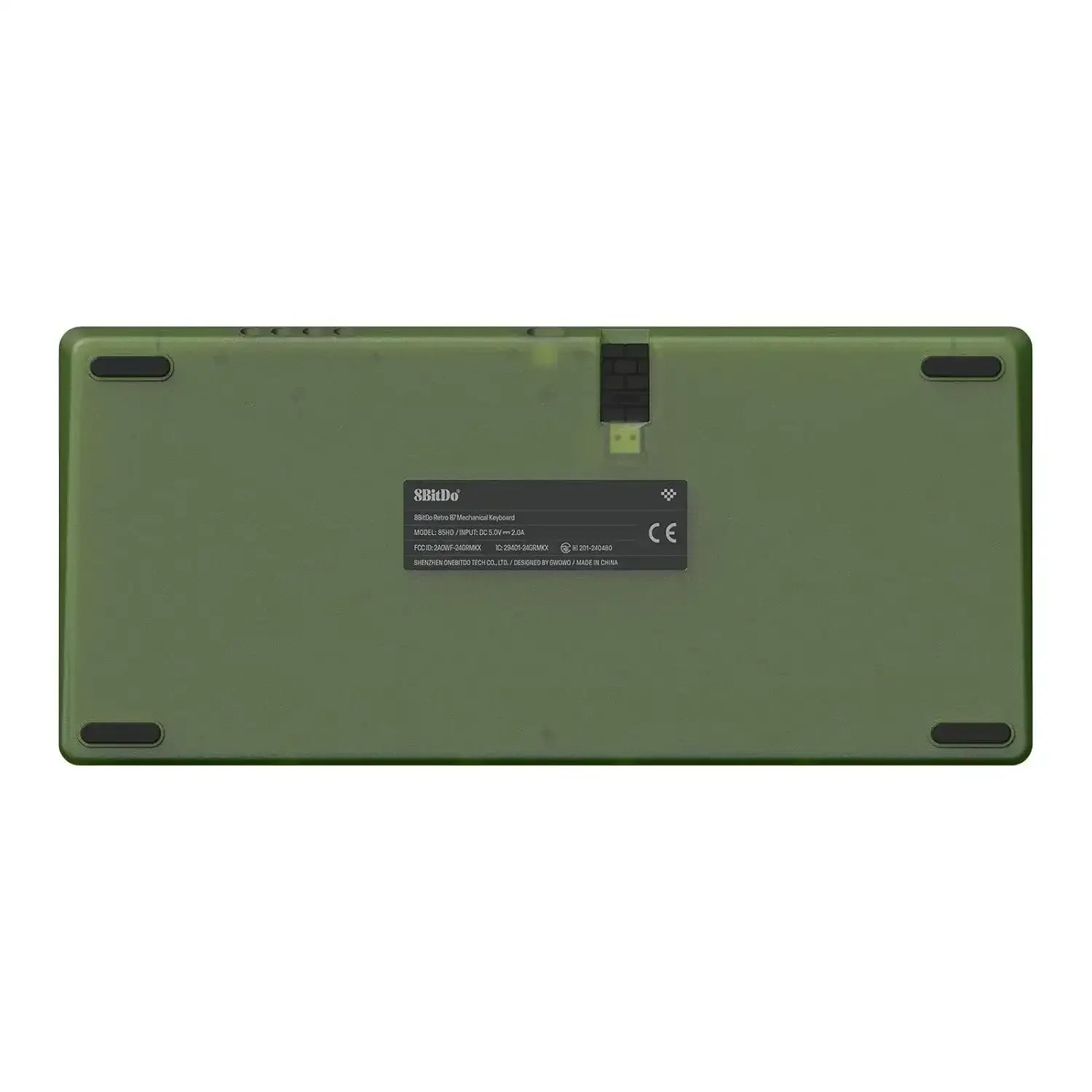 Zielony spód klawiatury mechanicznej 8BitDo, widoczne nóżki antypoślizgowe i etykieta modelu.