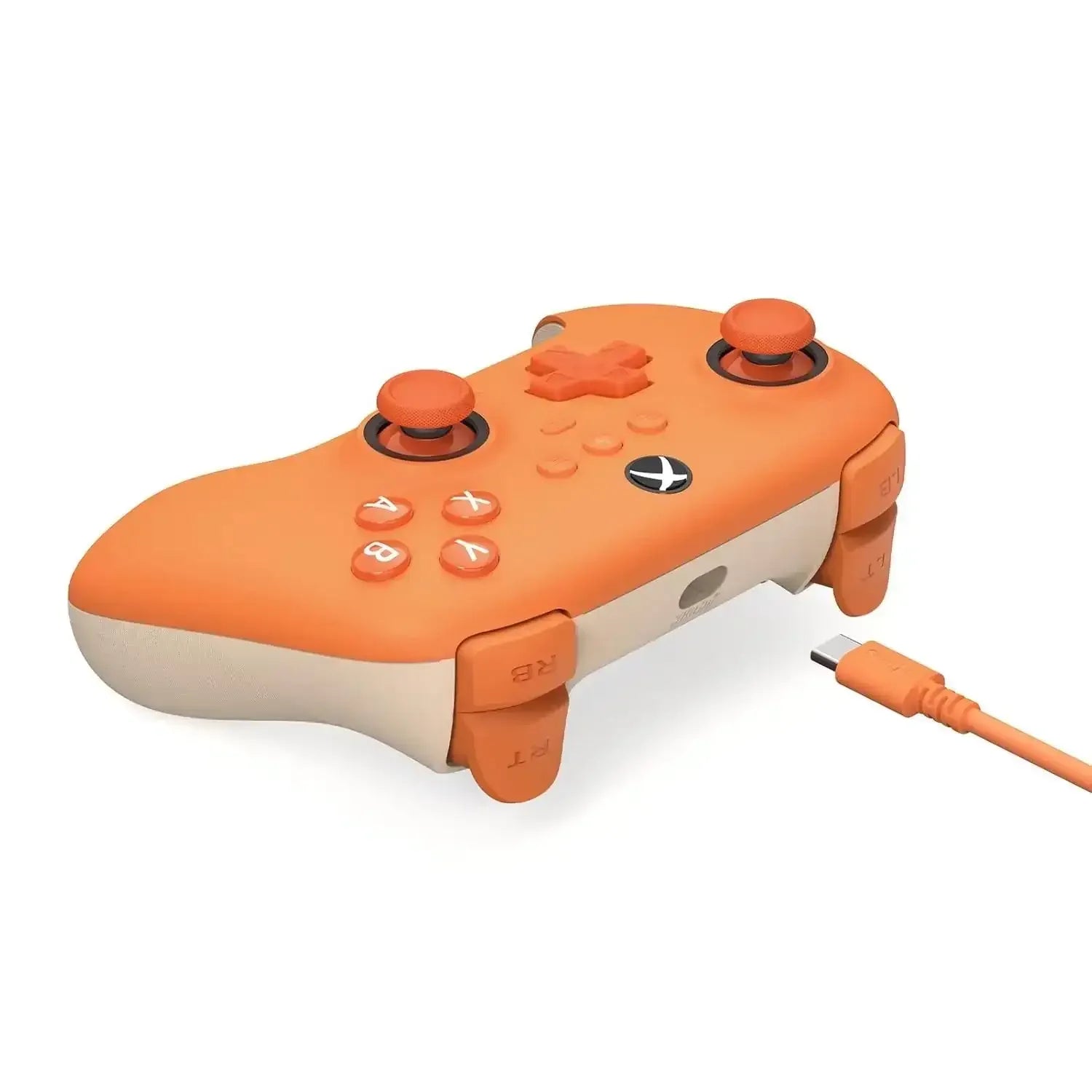 Pomarańczowy kontroler przewodowy do Xbox z przyciskami i przewodem USB-C na białym tle.