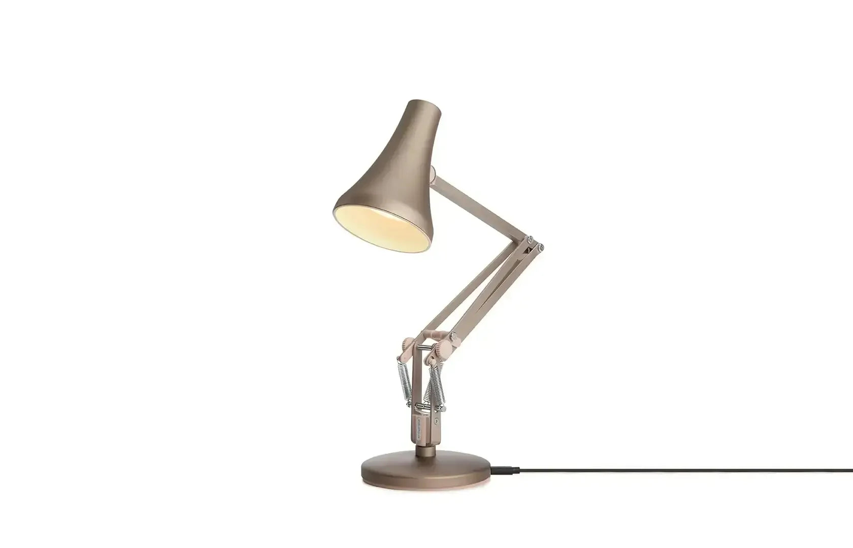 Biurkowa lampa LED w kolorze ciepłego srebra, minimalistyczny design, akcesorium do home office