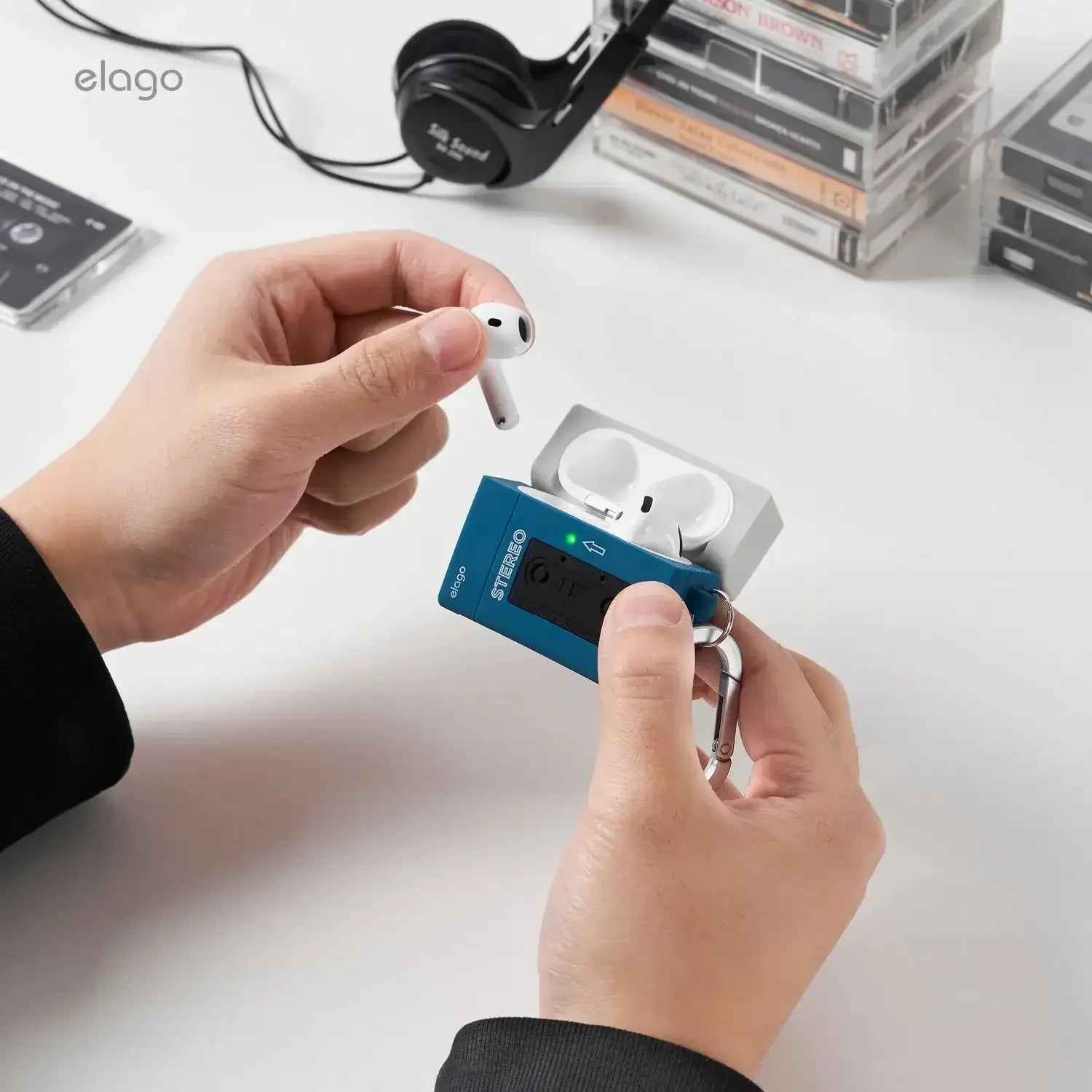 Etui na słuchawki AirPods w stylu retro, zestaw kaset, słuchawki nauszne na biurku