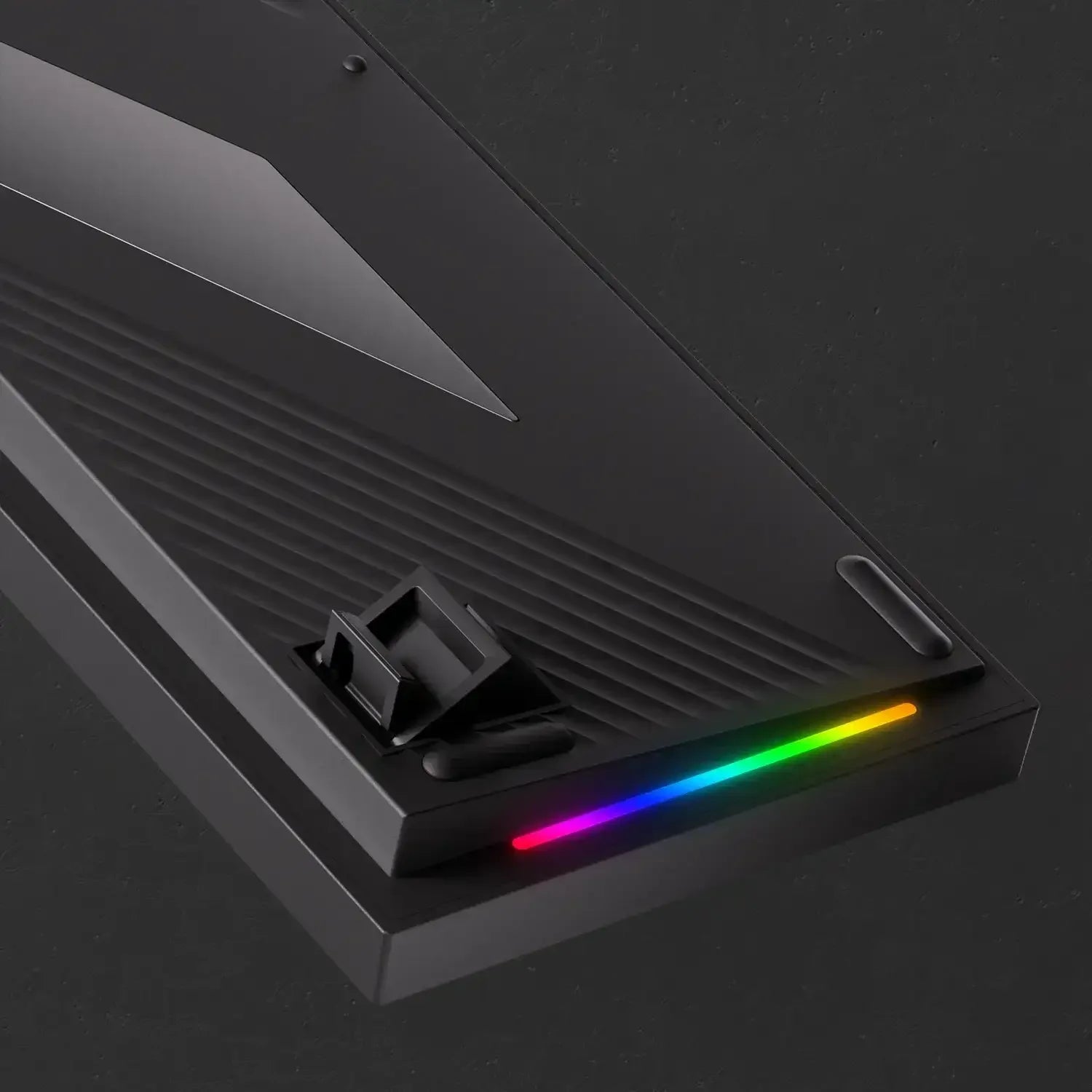 Czarna klawiatura mechaniczna z podstawką i podświetleniem RGB, widok od spodu