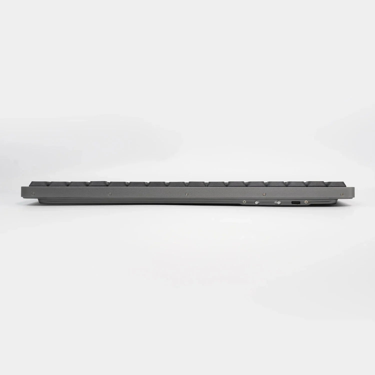 Szara klawiatura mechaniczna z widocznym portem USB-C, idealna do home office i personalizacji desk setupu.