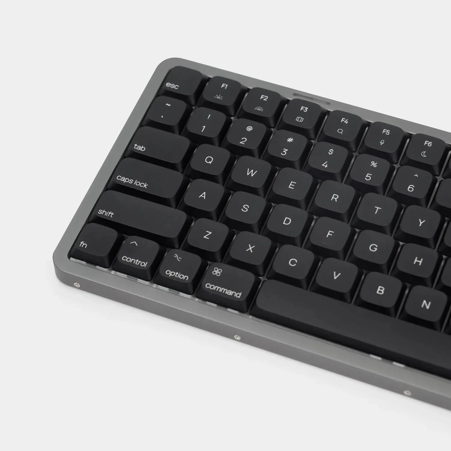 Czarna klawiatura mechaniczna z keycapami i switchami, idealna do home office i personalizacji desk setupu